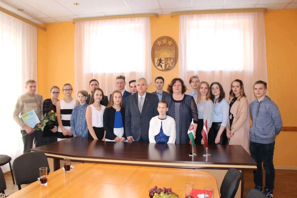 Neretas novada domes vadība sveic novada pērnā gada izcilākos sportistus.
Autors: no Neretas novada pašvaldības