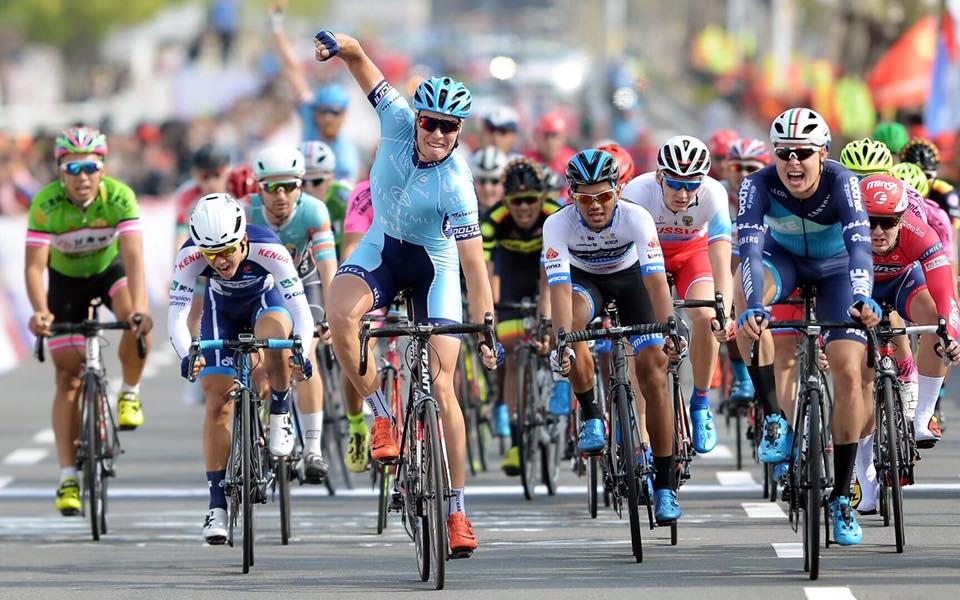 Pļaviņietis Deins Kaņepējs aizvadītajā gadā uzvarēja ne tikai valsts U23 čempionātā grupas braucienā, bet arī triumfēja Ķīnā notiekošajā UCI 2. kategorijas daudzdienu velobrauciena “Tour of Quanzhou” noslēdzošajā posmā.
Autors: no Latvijas Riteņbraukšanas federācijas