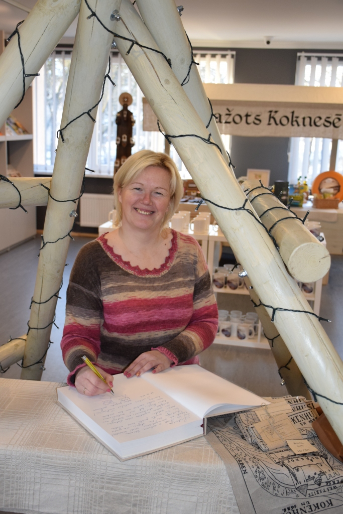 VEIDO VĒSTURI. Vēsti par savu laiku grāmatā vēlas iemūžināt arī Kokneses novada tūrisma informācijas konsultante Santa Midere.
Autors: Sandra Pumpure