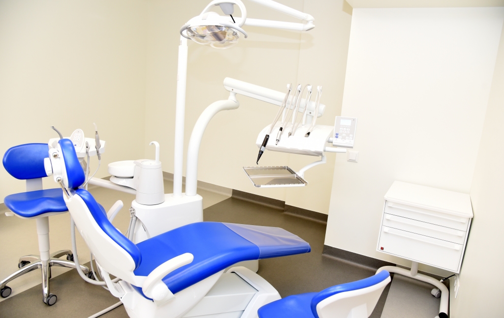 TRŪKST SPECIĀLISTU. Kamēr Aizkraukles poliklīnikā dīkā stāv labiekārtots zobārstniecības kabinets, četrās zobārstniecības privātpraksēs nespēj apkalpot visus pacientus, arī akūtās stundas nav.
Autors: Zane Bitere (LETA)