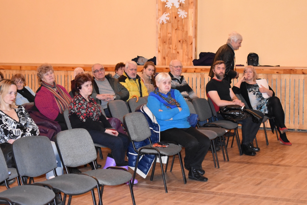 Jaunjelgavas iedzīvotāji tikšanās laikā ar domes pārstāvjiem nekautrējās uzdot sev interesējošus jautājumu, arī tiešus un nepatīkamus.
Autors: Ginta Grincēviča