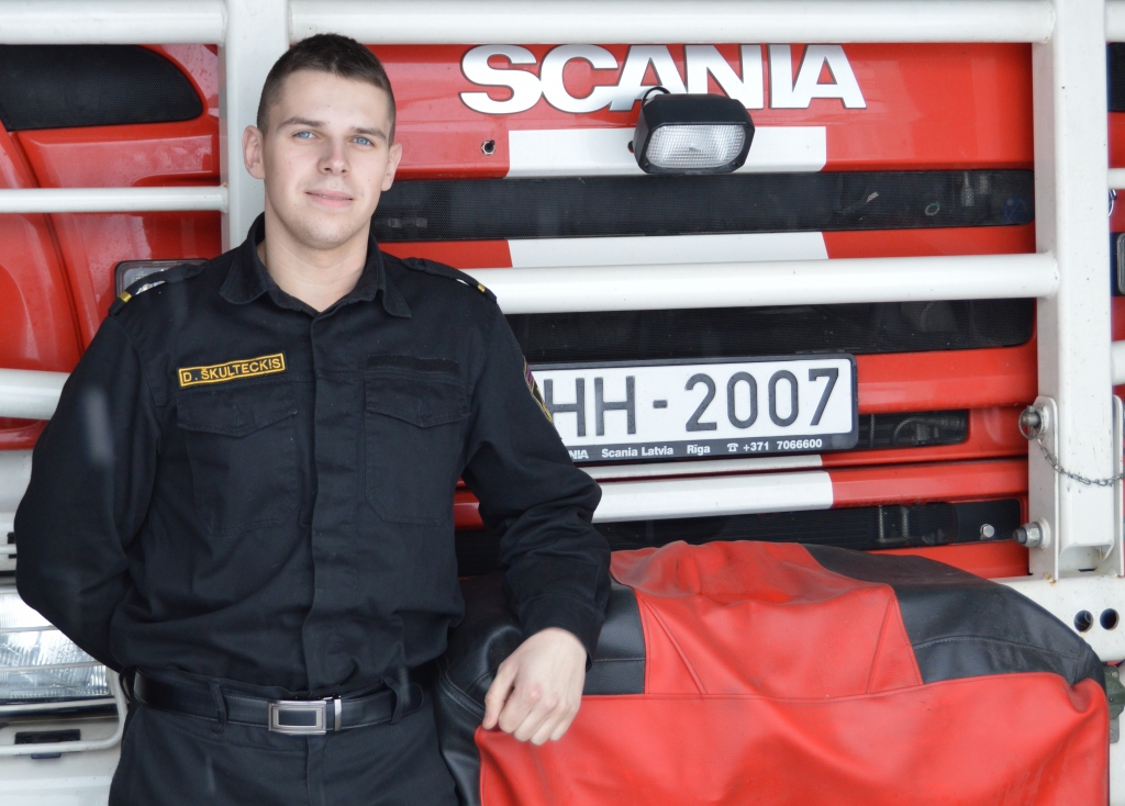 UZTICAMS PALĪGS DARBĀ Denisam un viņa kolēģiem ir automašīna. Labāk gan ir, kad tā stāv garāžā.
Autors: Sandra Pumpure