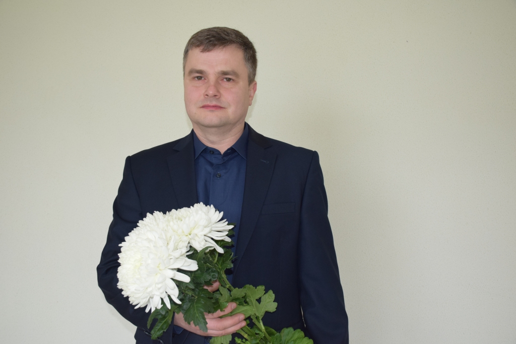 JAUNS IZAICINĀJUMS. “Grūti spriest, ko izdosies īstenot no tā, ko esmu sarakstījis uz divām lappusēm, jo neesmu vēl iepazinis ne kolektīvu, ne visas uzņēmuma funkcijas. Tas man ir jauns izaicinājums, centīšos izdarīt kaut daļu no tā, ko esmu apņēmies,”  saka jaunais “Aizkraukles KUK” valdes loceklis Zemgus Vītoliņš.
Autors: Guna Mikasenoka