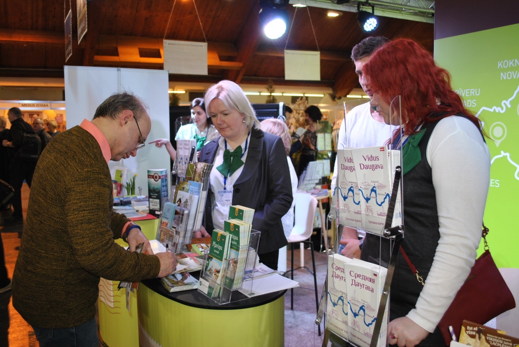 INTERESE LIELA. Aizkraukles reģiona tūrisma jomas pārstāvji nenogurstoši informēja stenda apmeklētājus par apskates un atpūtas iespējām.
Autors: Sandra Pumpure