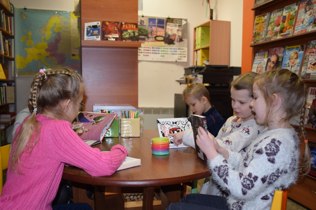 Aizkraukles pagasta sākumskolas 1. klases skolēni pagasta bibliotēkā viesojās pirmo reizi. Pēc klases daiļlasīšanas konkursa bērni izpētīja grāmatu plauktus, un katrs mājās devās ar izvēlēto grāmatu.
Autors: Agita Grīnvalde-Iruka