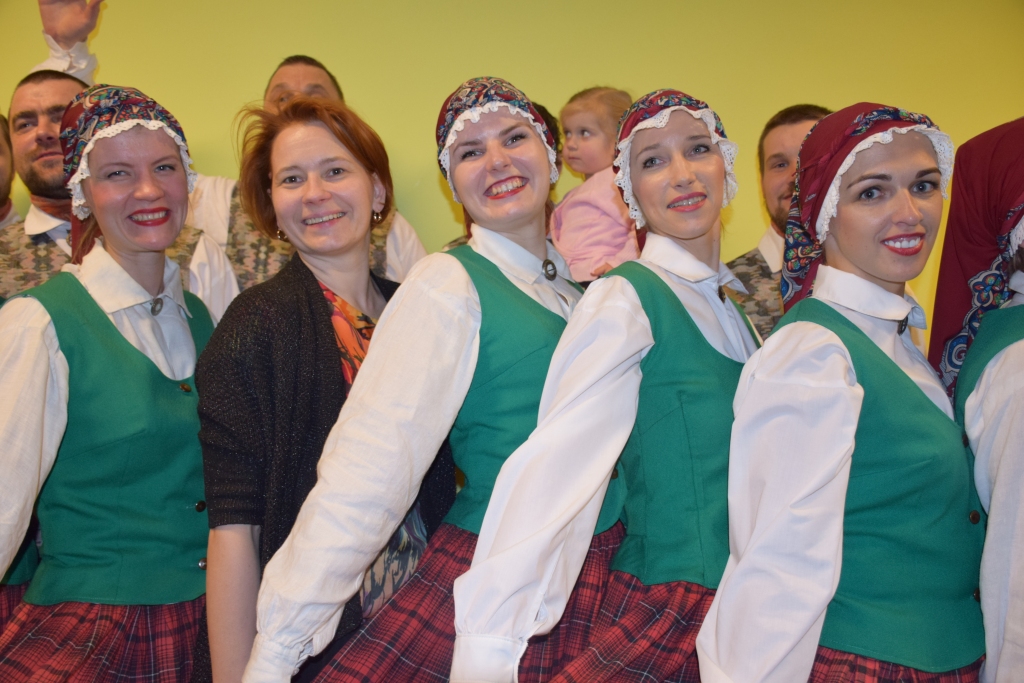 “RATS” RIPO! Kokneses novada kultūras nama deju kolektīva “Rats” dejotāji pirms iznāciena lielkoncerta deju zālē. Otrā no kreisās — deju kolektīva vadītāja Laura Freimane.
Autors: Guna Mikasenoka