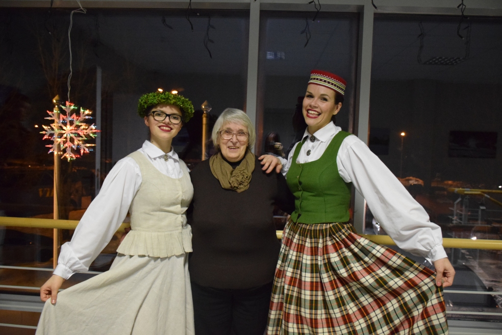 PATĪKAMA TIKŠANĀS. Aija Vorpa ar mazmeitām, kuras dzīvo citur — tautas deju ansambļa “Zalktis” vadītājas asistenti Baibu Miķelsoni (no labās) un “Zalkša” dejotāju Lauru Viktoriju Vorpu.
