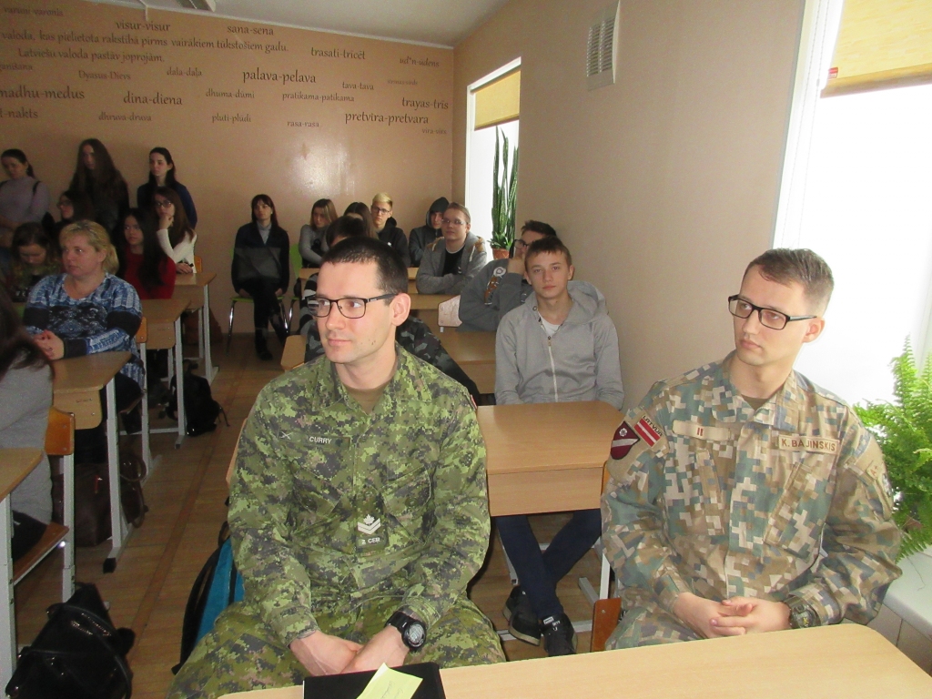 Ar karavīriem angļu valodā diskutē par drošību.
Autors: no Aizkraukles vakara (maiņu) vidusskolas