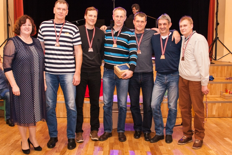 Vīru komanda “Nereta”, kura “Sēlijas kausa 2018” izcīņā grupā 55+ ieguva godpilno trešo vietu. Pirmais no labās — viens no sacensību rīkotājiem Imants Silavs. No kreisās — Neretas novada izglītības, kultūras un sporta koordinatore Žanna Miezīte.
Autors: no I. Silava albuma