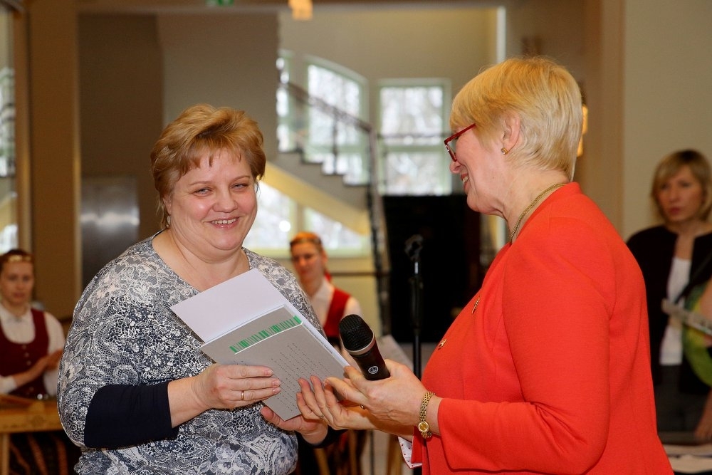 PELNĪTA ATZINĪBA. Alitu Klušu (no kreisās) sveic Latvijas Nacionālās bibliotēkas Atbalsta biedrības direktore Karina Pētersone.
Autors: Kaspars Krafts