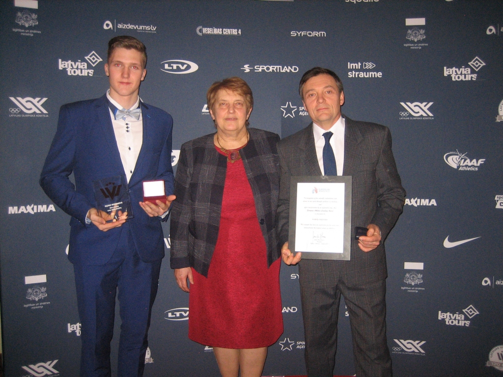 LABĀKAIS. Aizkrauklietis Oļegs Kozjakovs, saņemot gada labākā U18 vieglatlēta balvu, atzina: “Nebiju sagatavojies šodien runāt, taču uz uzvaru biju cerējis.” Oļegs kopā ar Aizkraukles novada sporta skolas direktori Brigitu Krauzi un treneri Valēriju Veļčinski.
Autors: no B. Krauzes albuma