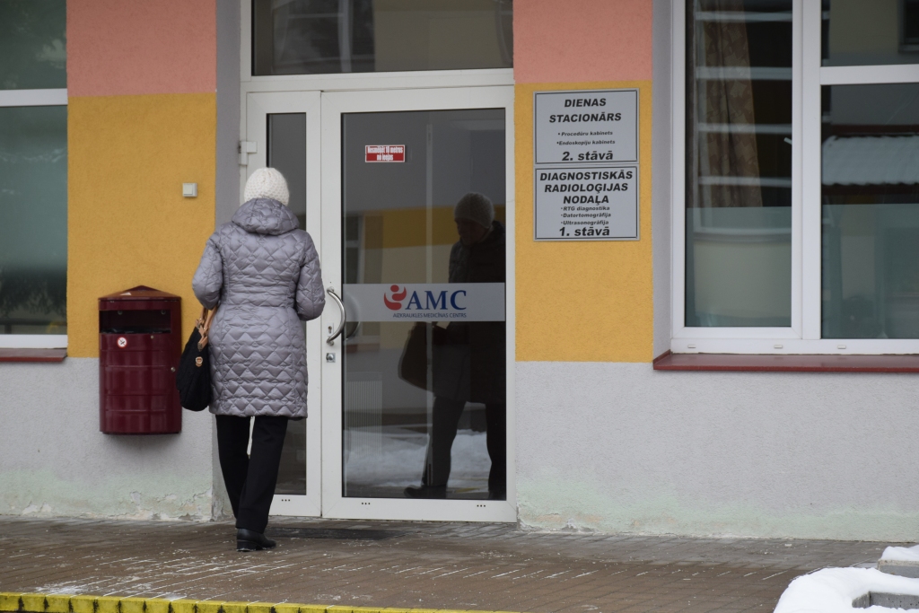 Veselības ministrijas sāktā reforma Aizkraukles slimnīcu iedalījusi pirmajā — zemākajā — aprūpes līmenī. Taču tas nenozīmē, ka medicīniskās palīdzības klāsts samazināsies. Aizkrauklieši varētu būt arī ieguvēji.
Autors: Imants Kaziļuns