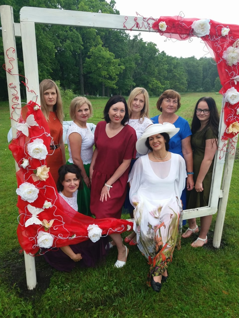 Katru gadu citādas.  Aizvadītajā gadā “Svētku modes” komanda novada svētku gājienam bija saposusies atbilstoši  Kokneses dzimšanas dienas svinībām. Inga — cepurē.
Autors: no Ingas Liopas albuma