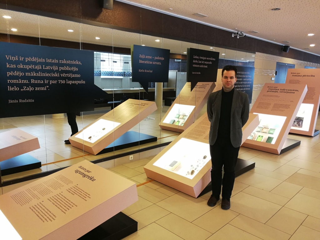 Unikāla izstāde. Arnis Koroševskis, izstādes kurators, Andreja Upīša memoriālā muzeja galvenais speciālists iekārtotajā izstādē.
Autors: Līga Ciematniece