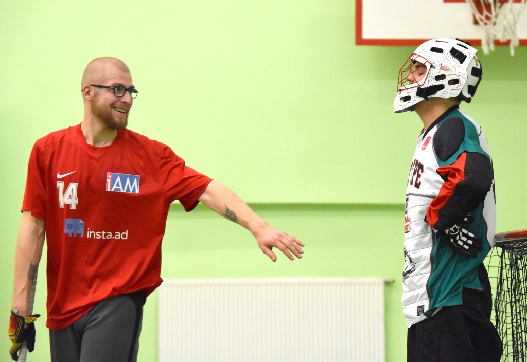 Vecīt, būs labi! Komandas “I am Floorball” florbolists uzmundrina vārtsargu Vitāliju Lubgānu.
Autors: Ginta Grincēviča