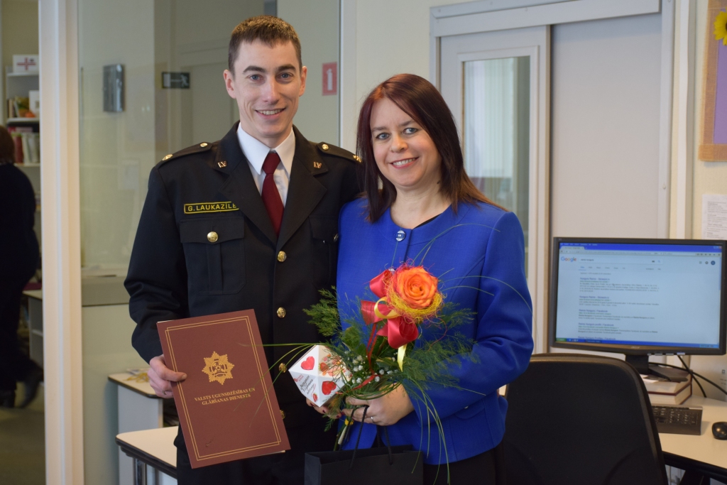 GLĀBĒJI Pasniedz goda rakstu “Staburaga” žurnālistei.
Autors: Imants Kaziļuns