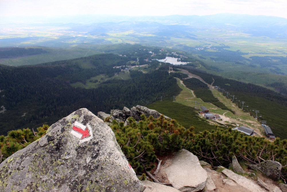 Pasakains skats uz Tatriem un zemāk esošajiem ciematiem.