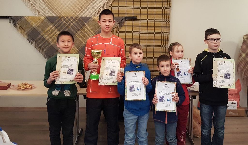 Skolēnu grupā godalgotās vietas un atzinību saņēma Kristers Grigorovičs (no labās), Krista Grigoroviča, Gustavs Ondzuls, Aleksandrs Urtāns, Handongs Jao un viņa brālis Ksjanlongs Jao.
Autors: autores