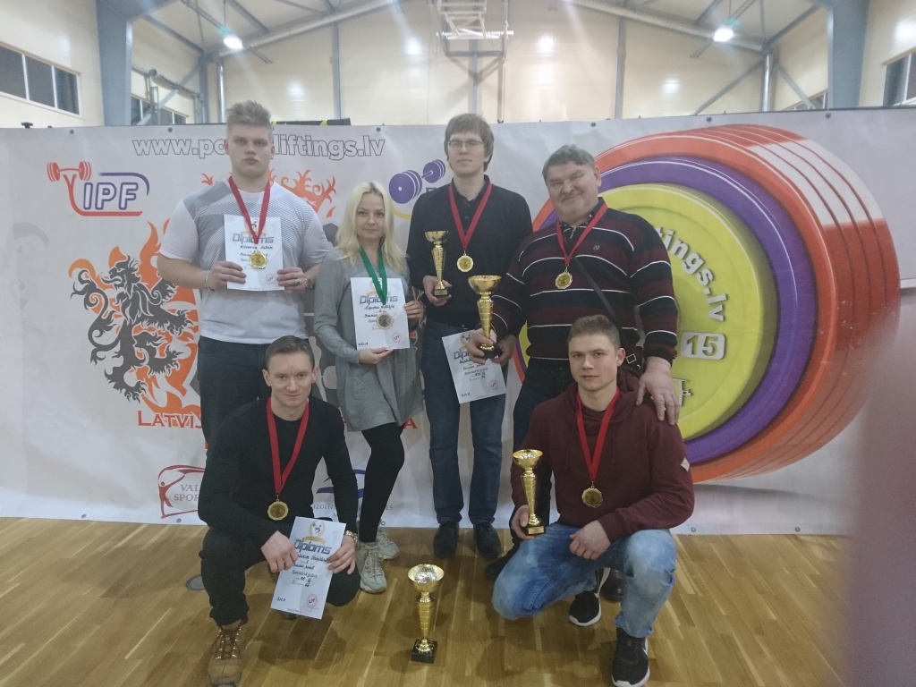 GODALGOTO VIETU IEGUVĒJI. Pirmajā rindā no kreisās: Staņi­slavs Holkins un Lauris Pojasņikovs, otrajā rindā no kreisās: Salvis Volkovs, Natālija Lapuha, Gints un Dainis Reinholdi.
Autors: no Latvijas Pauerliftinga federācijas