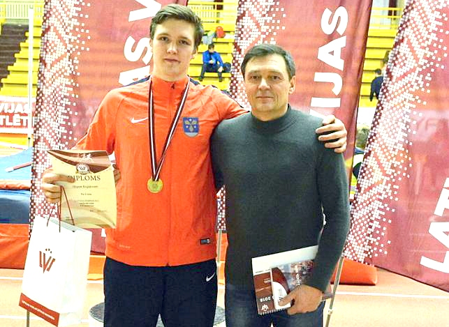 Treniņi dod rezultātus. Oļegs Kozjakovs ar treneri Valēriju Veļčinski pēc izcīnītā zelta U18 grupas septiņcīņā.
Autors: Romualda Vambuta foto