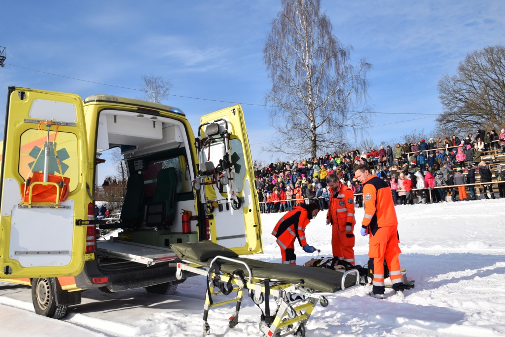 VEIKSMĪGI ATDZĪVINA. Neatliekamās medicīniskās palīdzības dienesta mediķu brigāde Aizkraukles stadionā atdzīvināja cietušo, kuru ugunsdzēsēji glābēji nocēla no prožektoru torņa. Viņš bija guvis vairākus lūzumus. Sirds masāža tika veikta ar speciālu aparātu, savukārt elpvados mediķi ievadīja cauruli, kas neļauj tiem noslēgties, tika pieslēgts arī elpināšanas aparāts. Pēc tam cietušo nogādāja slimnīcā. Par laimi, šoreiz tas bija tikai manekens.
Autors: Guna Mikasenoka