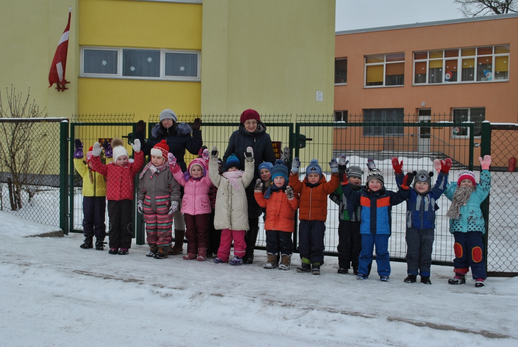 Esam sajūsmā! Par jauno ieeju PII “Atvasītes” teritorijā priecājas vidējās grupiņas “Pīlādzītis” bērni un audzinātāja Valija Daudze ar auklīti Ligitu Popi.
Autors: Ginta Grincēviča
