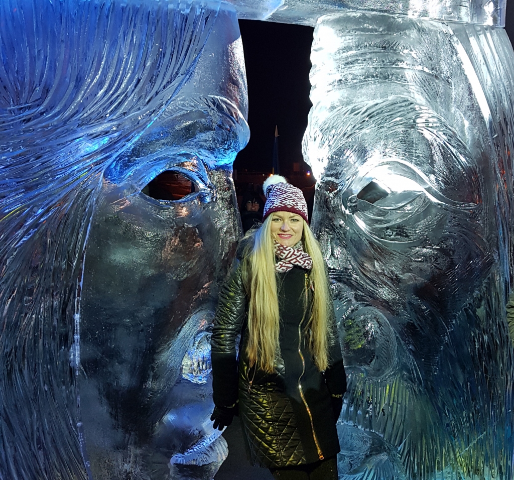 Ledus skulptūras atmirdz visdažādākajos toņos.
Autors: no Vinetas Cimdiņas albuma