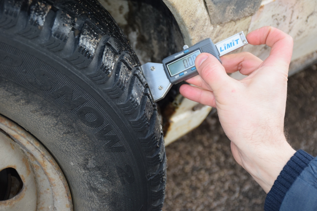 Policijas darbinieku rīcībā ir gan elektroniskie, gan mehāniskie protektoru mērītāji. Autovadītāji riepu protektora dziļumu var pārbaudīt arī mājas apstākļos, izmantojot kaut vai lineālu.
Autors: Guna Mikasenoka