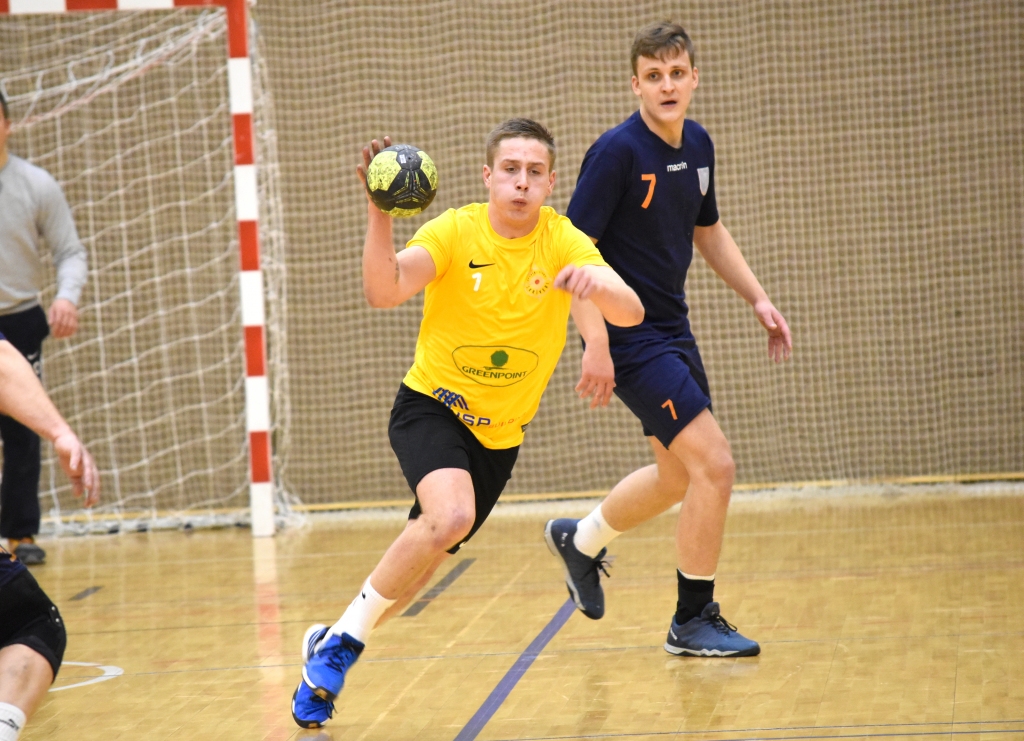 Atpakaļ ierindā! Vienības “Skrīveri/Aizkraukle” sastāvā atgriezies Mārtiņš Dāvidnieks (priekšplānā ar bumbu), nu jau ne tikai kā spēlētājs, bet arī treneris.
Autors: Ginta Grincēviča