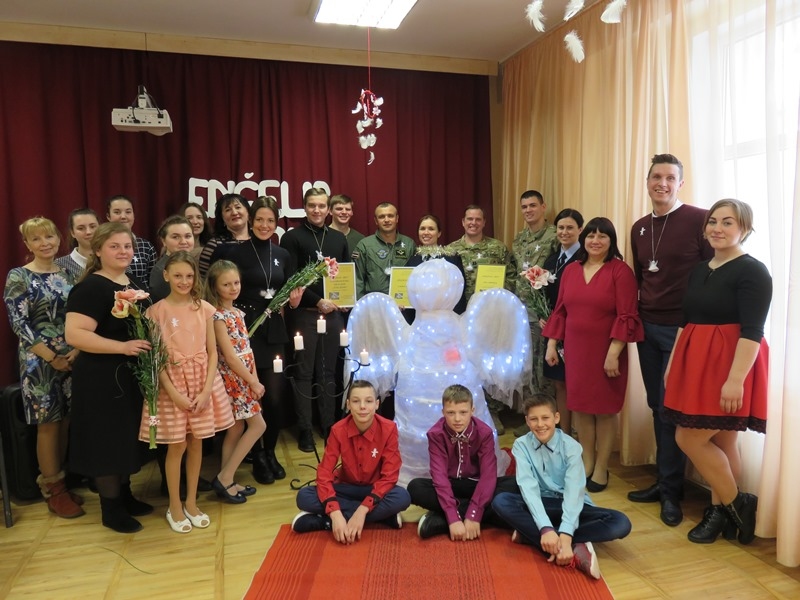 PALDIES “EŅĢEĻIEM”. Ģimenes atbalsta centra “Dzeguzīte” iemītnieki un darbinieki kopā ar saviem labajiem “eņģeļiem” svinīgajā pasākumā.
Autors: Inita Bērzkalne