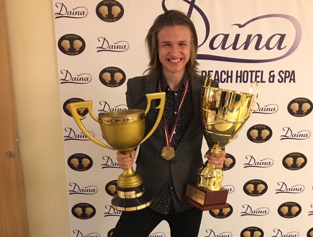 LATVIJAS ČEMPIONS. Pagājušajā sezonā Ingara pārstāvētā komanda “Spartaks” virslīgā ieguva Latvijas čempiona godu. Čempiona kausu komanda saņēma otro gadu pēc kārtas.
Autors: no Ingara albuma