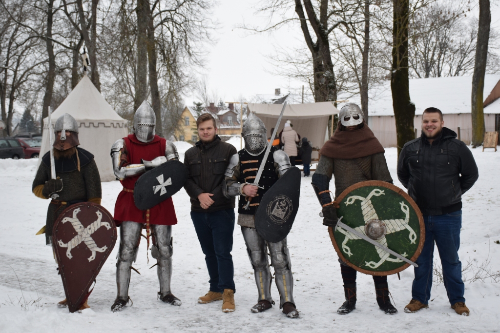 Magdalēnas ziemas svinībās interesenti varēja noskatīties viduslaiku bruņinieku cīņas, doties izbraucienā pa pilsētu zirga pajūgā, nobaudīt viduslaiku ēdienu vai apmeklēt noslēpumainā alķīmiķa laboratoriju un nobaudīt dziedniecisko eliksīru.
Autors: Elita Brovacka