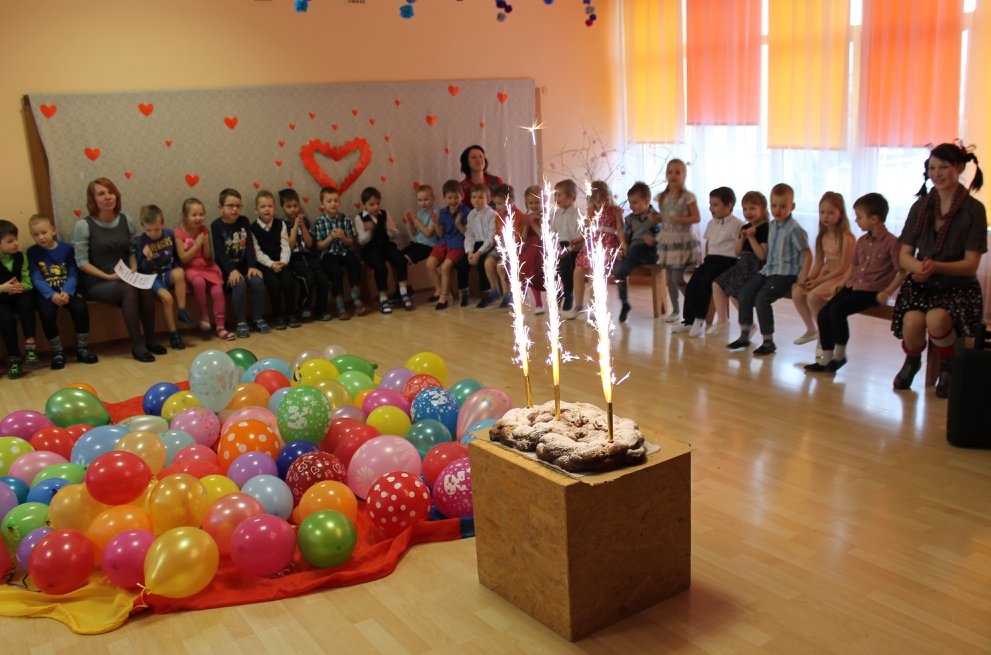 Daudz baltu dieniņu! Jaunjelgavas pirmsskolas izglītības iestāde “Atvasīte” atzīmēja 29. dzimšanas dienu.
Autors: Ināra Auziņa