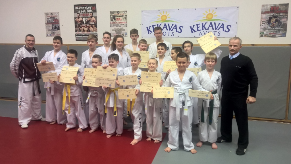 Pēc eksāmena. No kreisās — treneris Armands Šļars (2. dans), sportisti un federācijas prezidents meistars Vjačeslavs Semenkovs (8. dans).
Autors: no kluba “Hvarang”