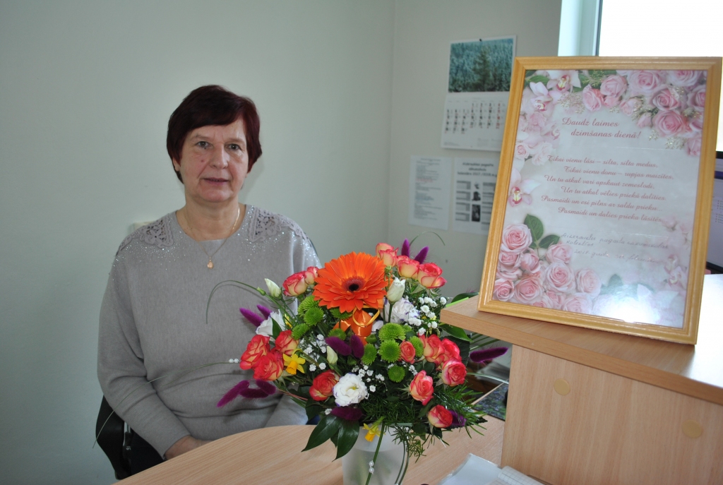 SVEICIENI NO DARBA KOLĒĢIEM. Intas kundze atzīst, ka no svētku svinēšanas darbavietās cauri gadiem atmiņā paliek kolēģu uzmundrinošie vārdi, laba vēlējumi un fotogrāfijas ar notvertajiem mirkļiem.
Autors: Evita Apiņa
