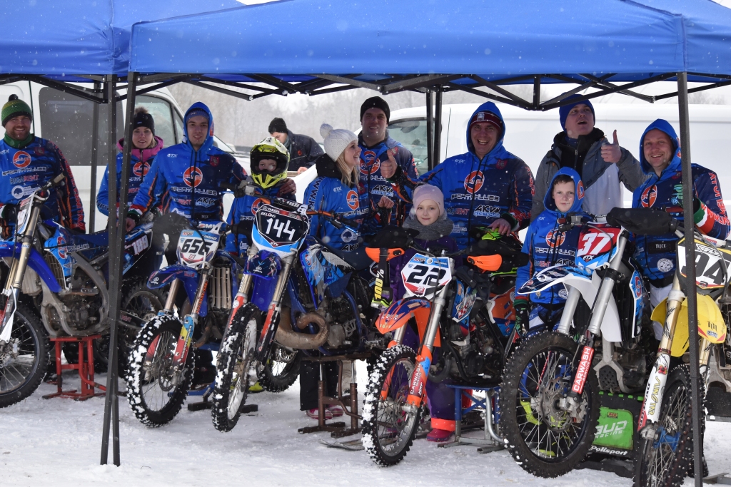 “Saules sporta kluba” motosportistu komanda, kas Latvijas Motosporta federācijas rīkotajā čempi­onātā piedalās pirmo sezonu. Neretas posmā bija pārstāvētas visas grupas — skijorings, motocikli un kvadracikli. Otrajā rindā trešais no labās — komandas galvenais atbalstītājs Sandis Riekstiņš.
Autors: Agita Grīnvalde-Iruka