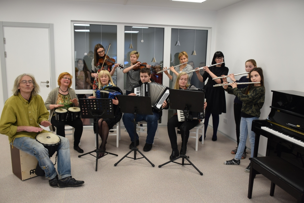 Kopā. Pavisam ierasti ir skolotājiem muzicēt kopā ar audzēkņiem. Andris Džiguns (pirmajā rindā no kreisās) Marita Vaivode, Iveta Biķerniece, Kristaps Lubiņš, Madara Ecētāja, otrā rindā no kreisās — Kristiāna Salnāja, Laura Zimka, Jolanta Mateusa-Kalniņa, Madara Kantāne, Līga Survila, Estere Zālīte.
Autors: Imants Kaziļuns