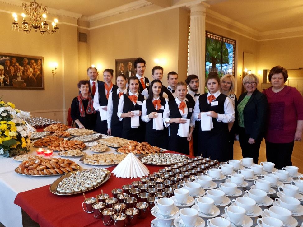 Lība zukule (no kreisās) ar savu komandu.
Autors: no L. Zukules albuma