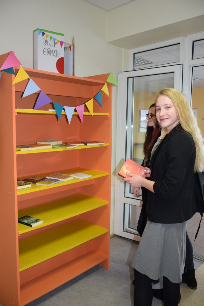 PAŅEM VAI NOLIEC. Viktorija ar skolasbiedrēm ar interesi aplūkoja atnestās grāmatas.
Autors: Sandra Pumpure