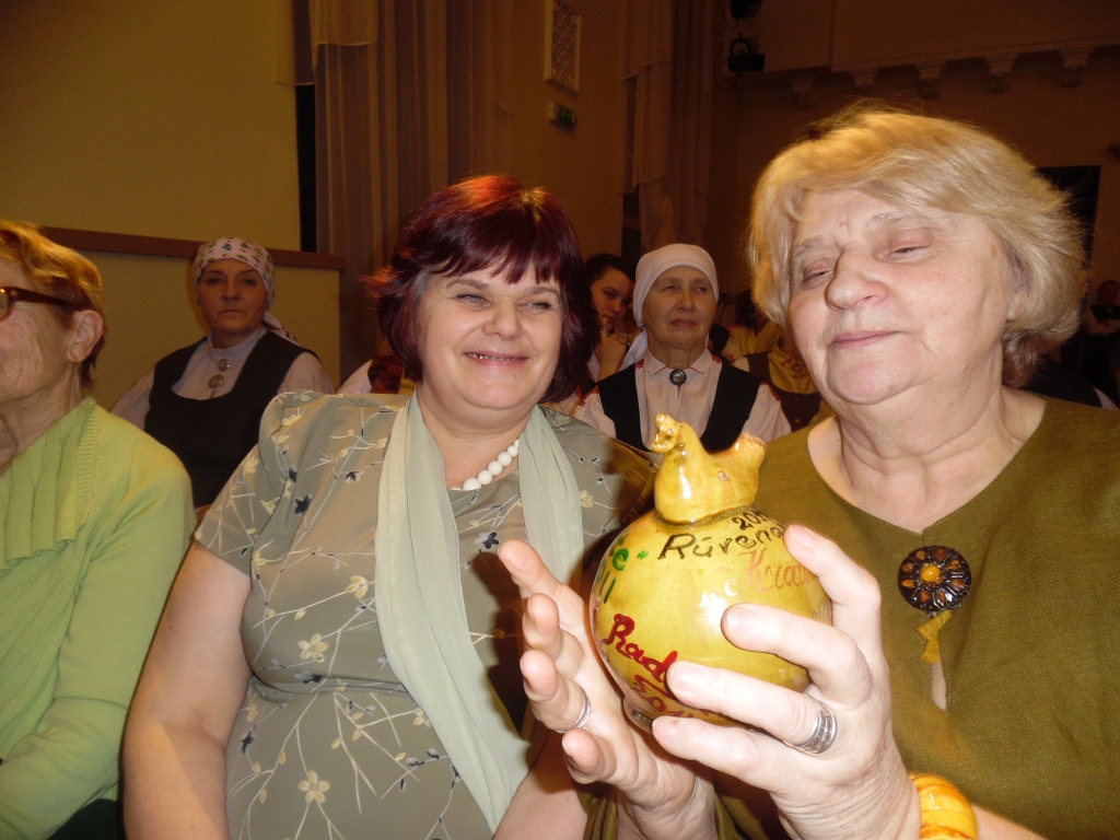 Prieks. Gandarītas par “Zelta lakstīgalu” ir “Urgu” dziedātājas Laima Lielupe (no kreisās) un Elga Grigāne.
Autors: no folkloras kopas  “Urgas”