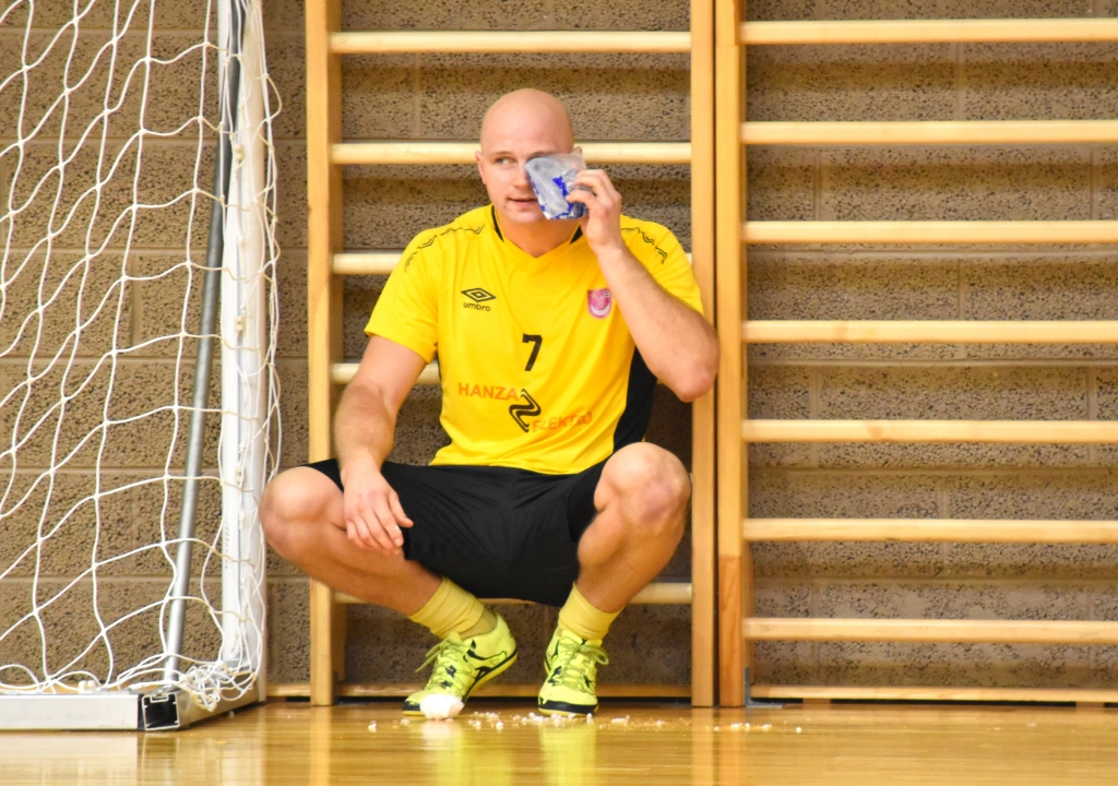 Gadās arī tā. Vienības “Poila” spēlētājs Andrejs Ostvalds bija viens no daudzajiem, kas ceturtajā posmā guva traumu. Spēles karstumā uzsista acs, taču tas neliedza futbolistam atgriezties laukumā un palīdzēt komandai.
Autors: Ginta Grincēviča