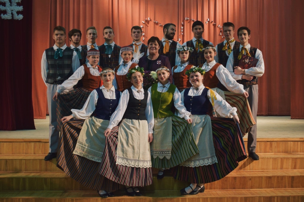 PĀRI VISAM — DEJOTPRIEKS. “Kāres” dejotāju pulkā ir ne tikai Bebru pagasta jaunieši, bet arī no Rīgas, Jēkabpils, Aizkraukles, Ogres un Ērgļiem.
Autors: no “Kāres” albuma