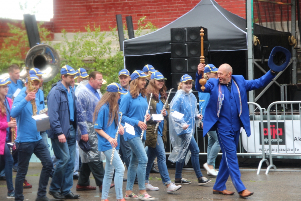 SVĒTKI DALĪBNIEKIEM JĀIZBAUDA. Kokneses pūtēju orķestris kopā ar savu vadītāju — Ziedoni Puķīti.
Autors: Anita Šmite
