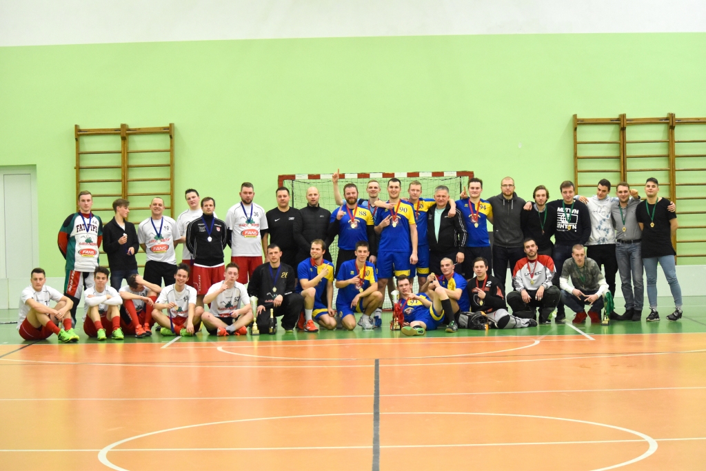 Goda pjedestāls. Turnīra medaļu ieguvēji — Kokneses, Lielvārdes un komandas “I am Floorball” — florbolisti.
Autors: Ginta Grincēviča