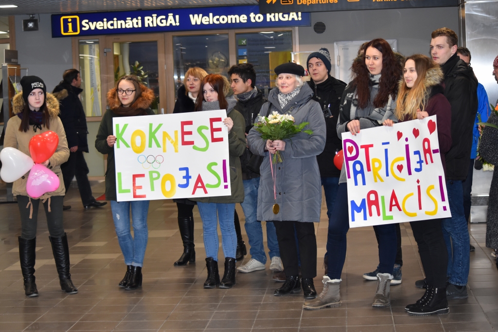 Patrīciju Eiduku Rīgas lidostā ar baloniem, plakātiem un ziediem sagaidīja radi, draugi un skolasbiedri no Kokneses vidusskolas.
Autors: Ginta Grincēviča