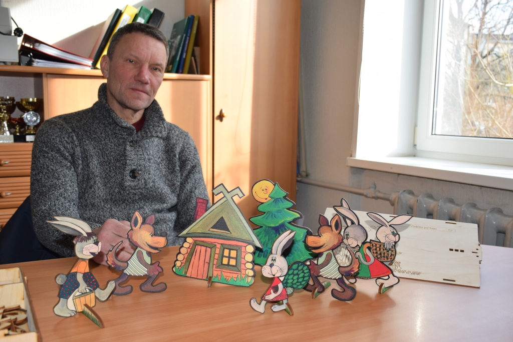 Andris Skudra ar vienu no jaunākajām “Muzle” izveidotajām spēlēm “Zaķīšu pirtiņa”, kas darināta kokā pēc Ineses Dembovskas zīmējumiem.
Autors: Evita Apiņa
