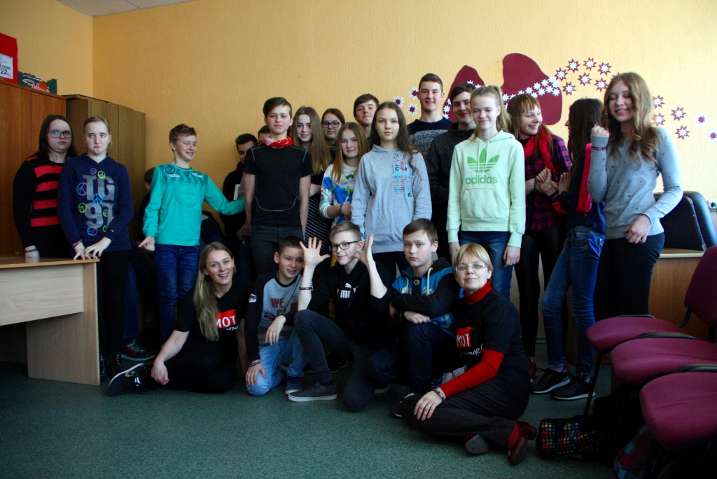 DARBOJAS KOPĀ. 7.a klase ar audzinātāju Armandu (pirmajā rindā no labās) un MOT treneri Lāsmu (no kreisās).
Autors: Lauris Kampāns