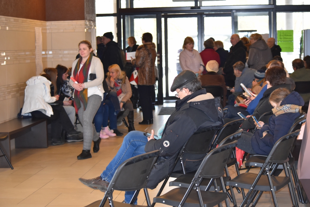 KRĒSLS KATRAM. Aizkraukles kultūras nama darbinieki bija parūpējušies, lai katrs rindā gaidītājs varētu apsēsties. Vestibilā vietas pietika visiem, nevienam nevajadzēja salt kultūras nama ārpusē.
Autors: Guna Mikasenoka