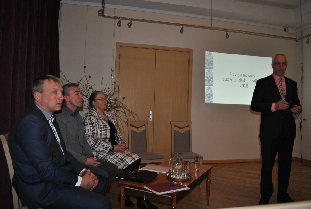 LAIKS DISKUSIJAI. Iedzīvotājus uzrunāja Aigars Lukss (no labās), Ludmila Lencberga, Aivars Bardovskis un Andris Ambainis.
Autors: Sandra Pumpure