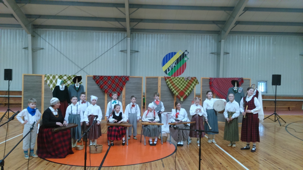 KOKNESIEŠU PRIEKŠNESUMS. Kopā ar vadītāju Ingunu Žogotu apgūto izdzied folkloras kopa “Tīne”.
Autors: Elīna Pilskalne